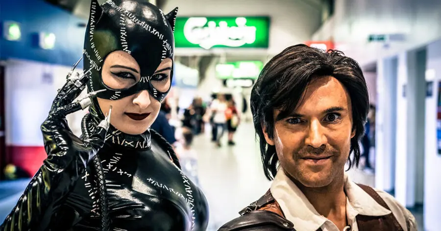 Catwoman Reminds Comic Con Hookup That After This Weekend Their