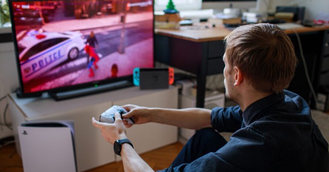 Gamer Waits for Switch to Go to Sleep-Mode Before Sneaking Off to Cheat With PS5