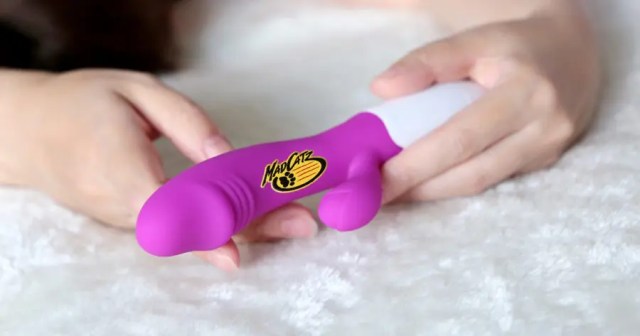 Polyamorous Gamer Says Third Person in Threesome Has to Use the Weird Mad Catz Vibrator
