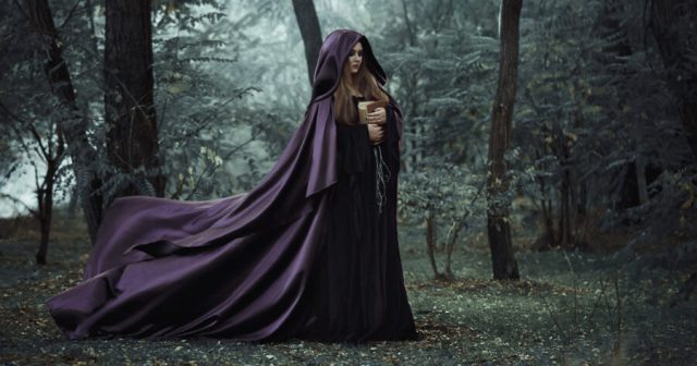 Woman Only Buys Ancient Wizard Robe of Infinite Power Because It Has Pocket Dimensions