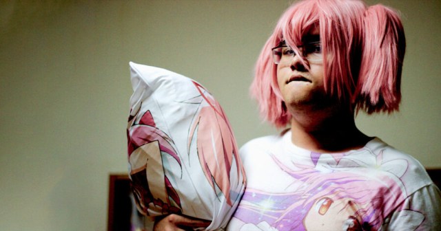 Aging Otaku Uses Body Pillow for Lower Back Pain