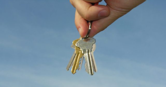 Fans Livid After Critics Deride Keys Being Dangled in Front of Face