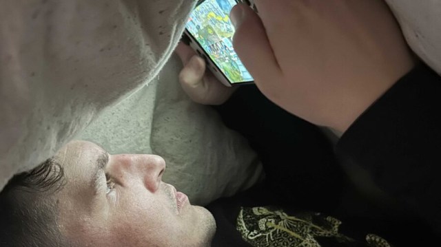 Man Plays Switch Under Covers After Bedtime so Child Won’t Catch Him