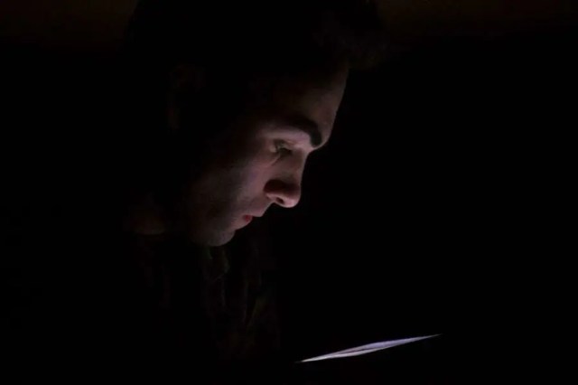 Man Uses What Little Time He Has on Earth to Watch Ad for Virtual Reward