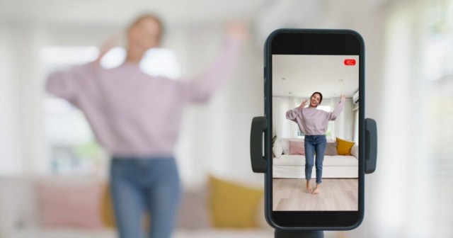 Tiktok’er Avoids Monotonous 9-5 by Repeating the Same Joke for 528th Day